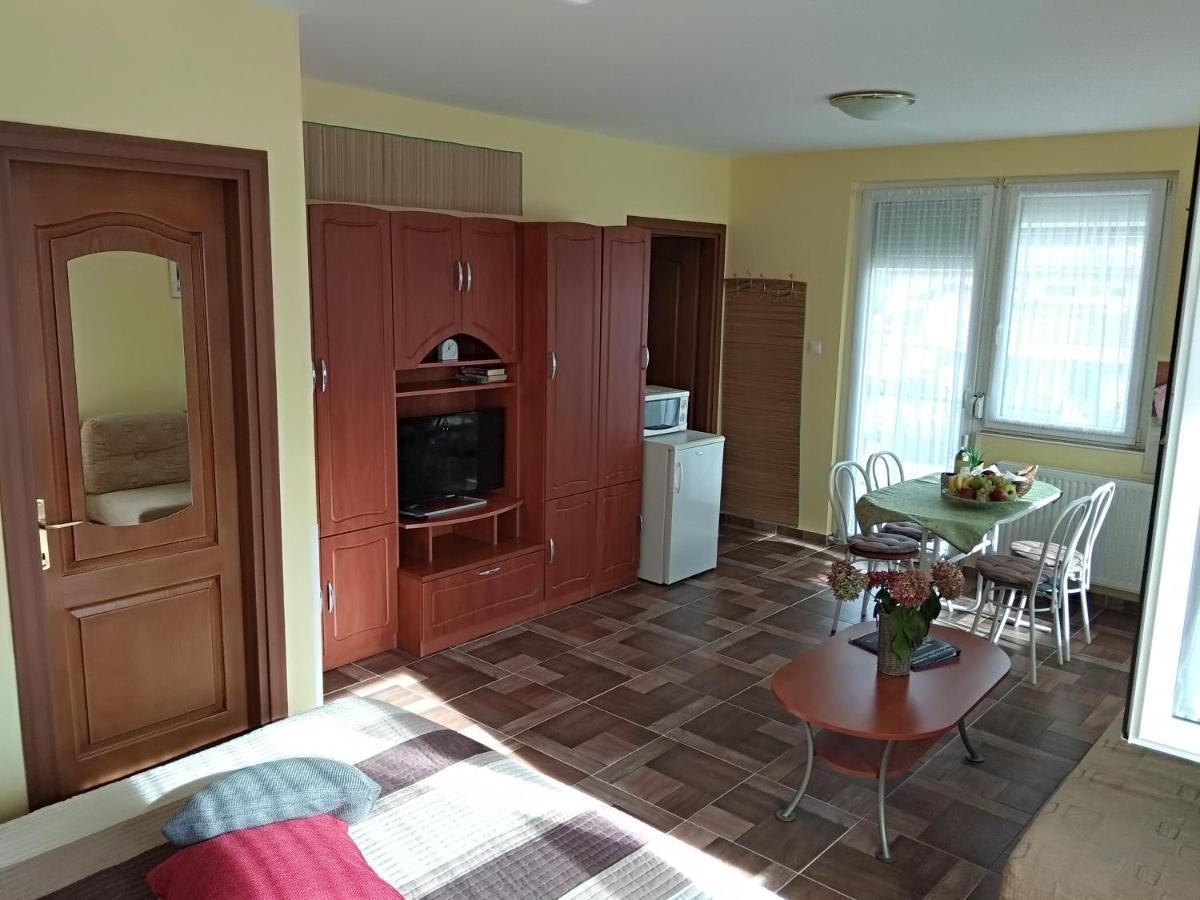 Yellow Apartmanhaz Бюк Экстерьер фото